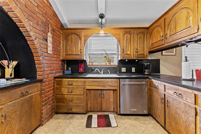 1207 N Kansas, Weatherford, OK 73096