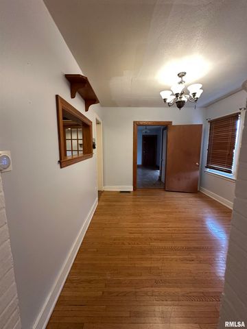 809 W STERLING Avenue, West Peoria, IL 61604