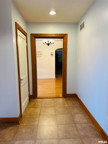 809 W STERLING Avenue, West Peoria, IL 61604