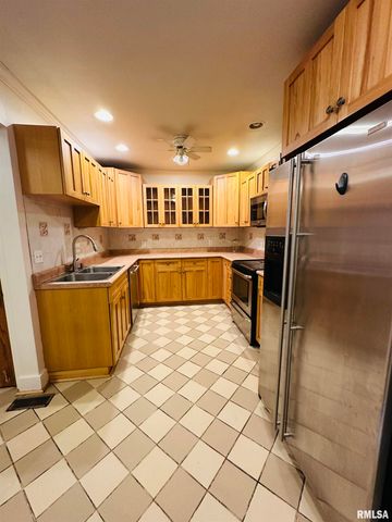 809 W STERLING Avenue, West Peoria, IL 61604