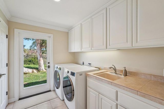 707 S Live Oak Park Road, Fallbrook, CA 92028