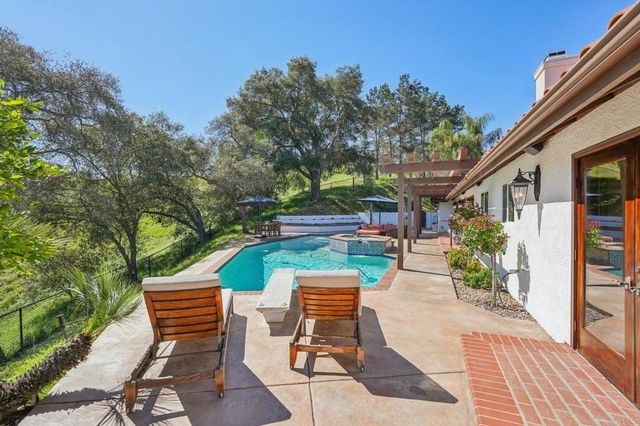 707 S Live Oak Park Road, Fallbrook, CA 92028