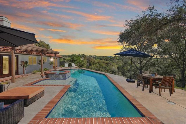 707 S Live Oak Park Road, Fallbrook, CA 92028