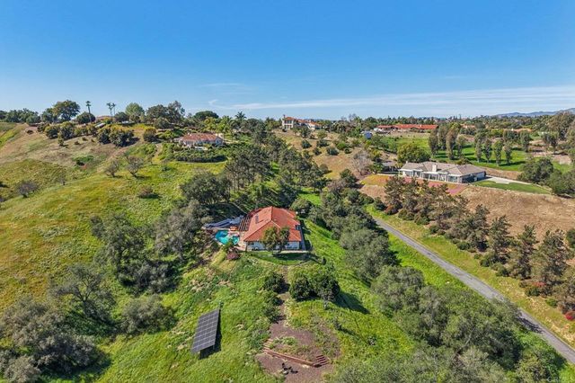 707 S Live Oak Park Road, Fallbrook, CA 92028