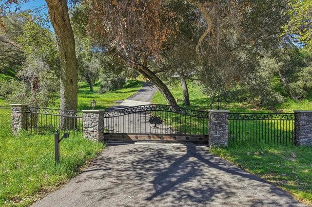 707 S Live Oak Park Road, Fallbrook, CA 92028