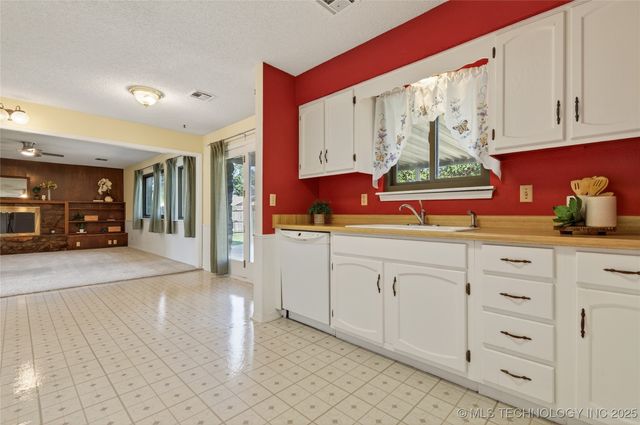 4600 Cara Lee Lane, Bartlesville, OK 74006