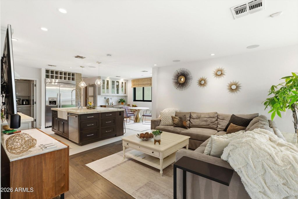 Image 6 of property listing at 540 W SOLANO Drive, Phoenix, AZ 85013