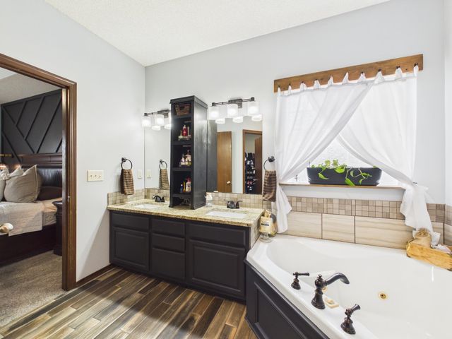 1222 N Oak Ridge Ct, Goddard, KS 67052