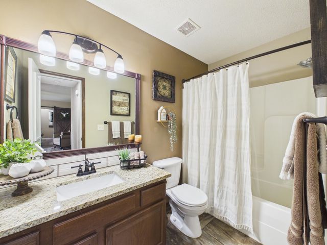 1222 N Oak Ridge Ct, Goddard, KS 67052