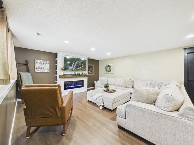 1222 N Oak Ridge Ct, Goddard, KS 67052