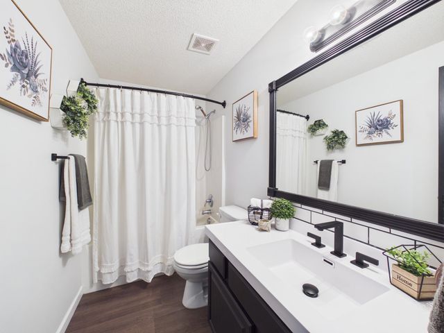 1222 N Oak Ridge Ct, Goddard, KS 67052