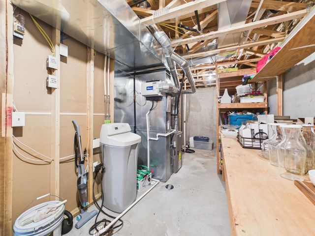 1222 N Oak Ridge Ct, Goddard, KS 67052