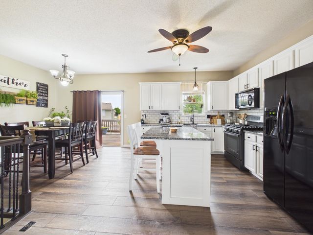 1222 N Oak Ridge Ct, Goddard, KS 67052