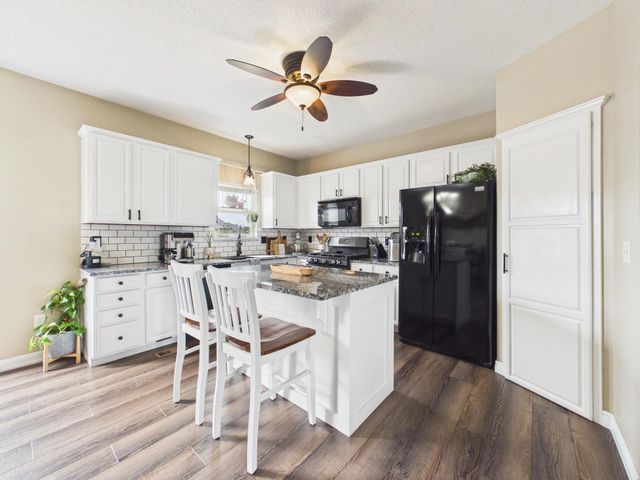 1222 N Oak Ridge Ct, Goddard, KS 67052