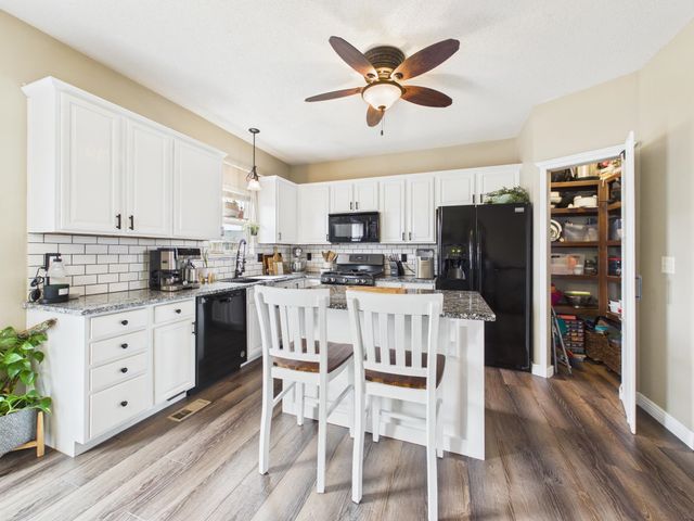 1222 N Oak Ridge Ct, Goddard, KS 67052