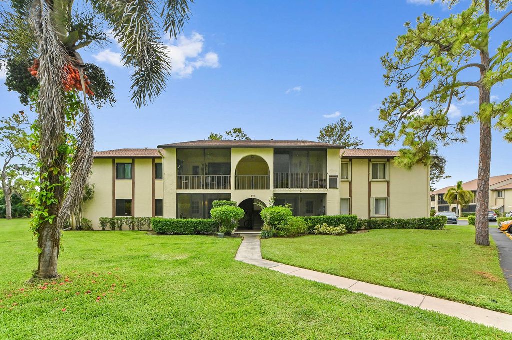 319 Knotty Pine Circle C-1, Greenacres, FL 33463