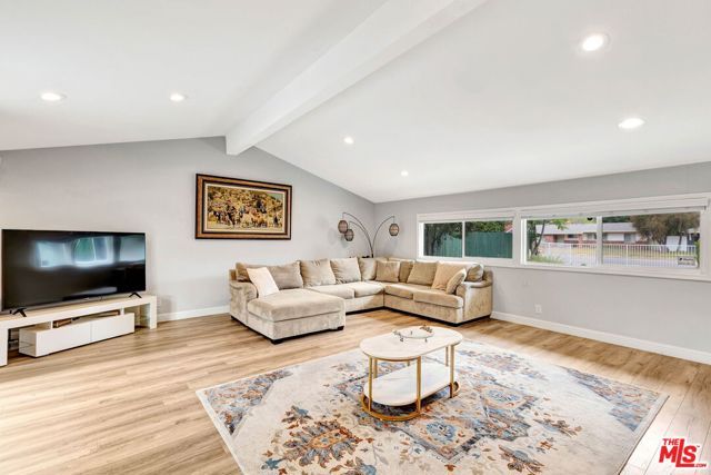 23830 Vanowen Street, West Hills (los Angeles), CA 91307