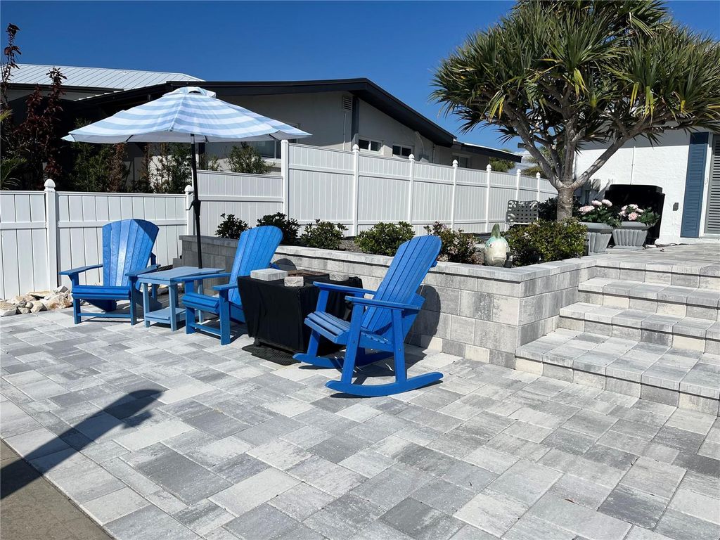 Image 5 of property listing at 3704 100TH STREET W, Bradenton, FL 34210