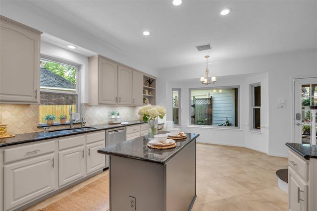 118 Quiet Oak Circle, The Woodlands, TX 77381