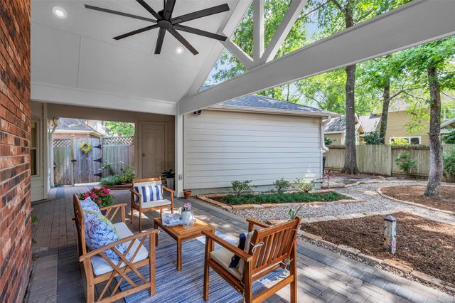 118 Quiet Oak Circle, The Woodlands, TX 77381