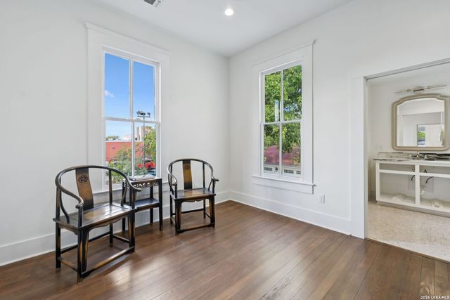 321 E DEWEY PL, San Antonio, TX 78212