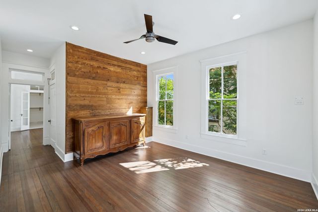 321 E DEWEY PL, San Antonio, TX 78212