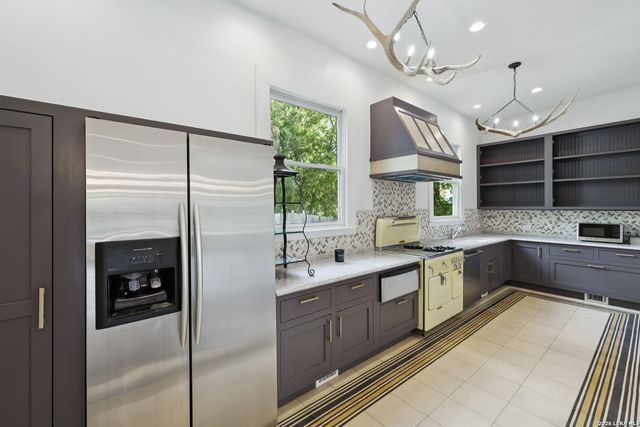 321 E DEWEY PL, San Antonio, TX 78212