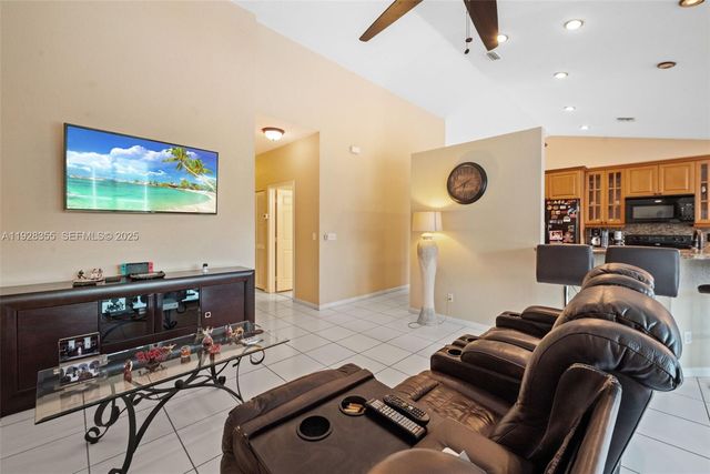 600 E Cypress Pointe Dr E, Pembroke Pines, FL 33027