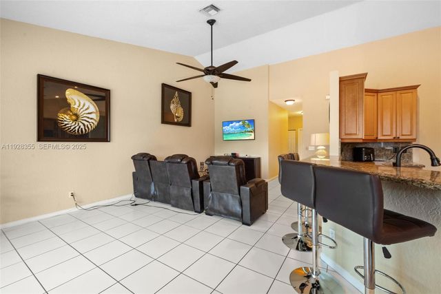 600 E Cypress Pointe Dr E, Pembroke Pines, FL 33027