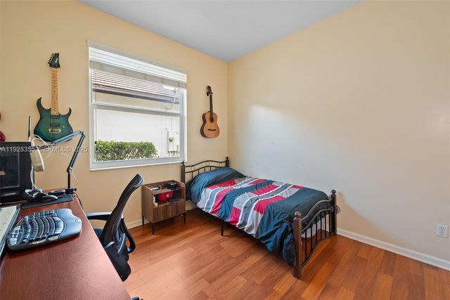 600 E Cypress Pointe Dr E, Pembroke Pines, FL 33027