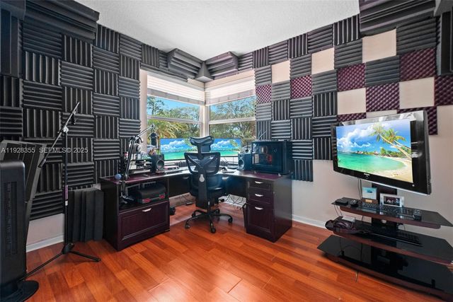 600 E Cypress Pointe Dr E, Pembroke Pines, FL 33027