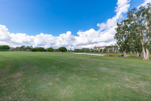 600 E Cypress Pointe Dr E, Pembroke Pines, FL 33027