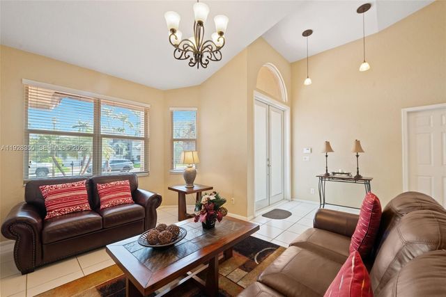 600 E Cypress Pointe Dr E, Pembroke Pines, FL 33027