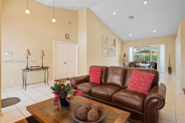 600 E Cypress Pointe Dr E, Pembroke Pines, FL 33027