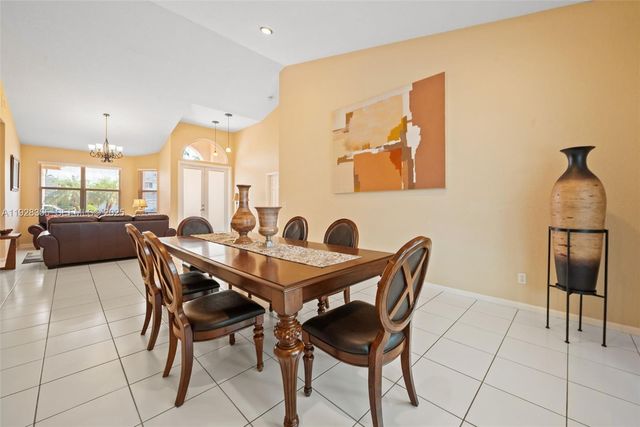 600 E Cypress Pointe Dr E, Pembroke Pines, FL 33027