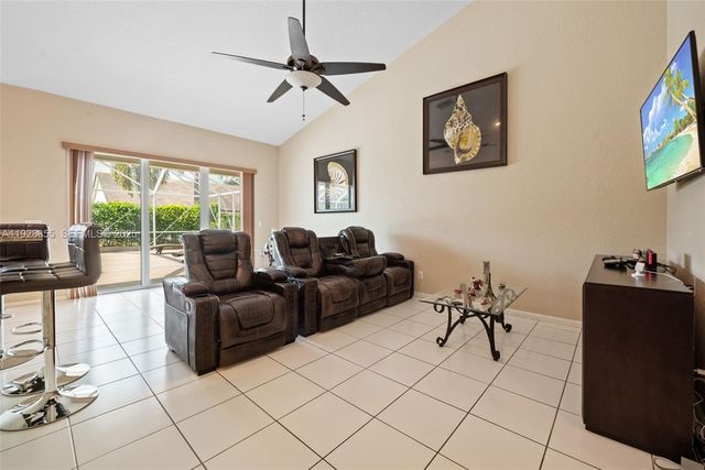600 E Cypress Pointe Dr E, Pembroke Pines, FL 33027