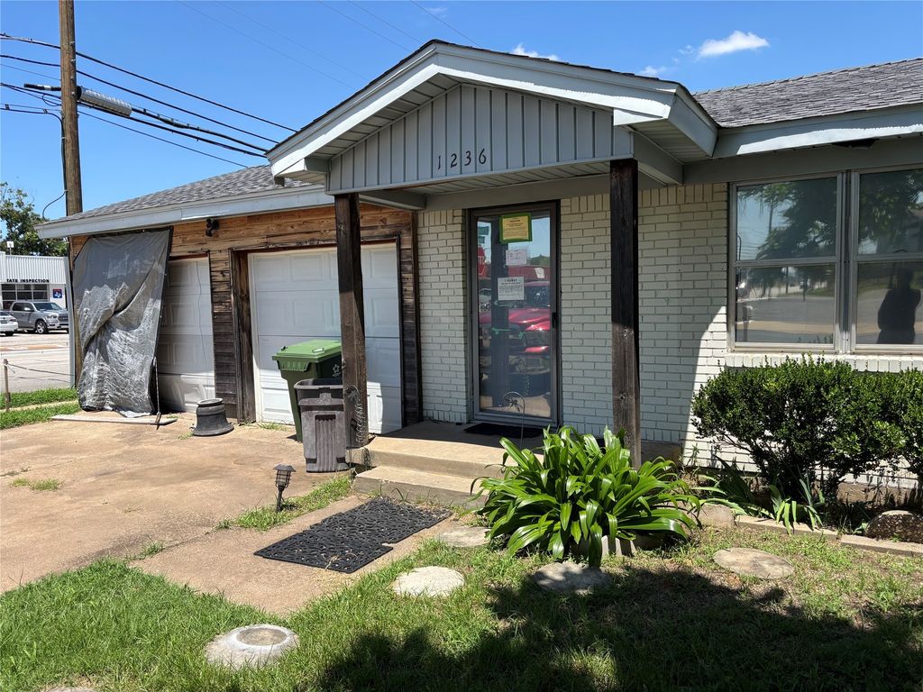 1236 Harrison Lane, Hurst, TX 76053