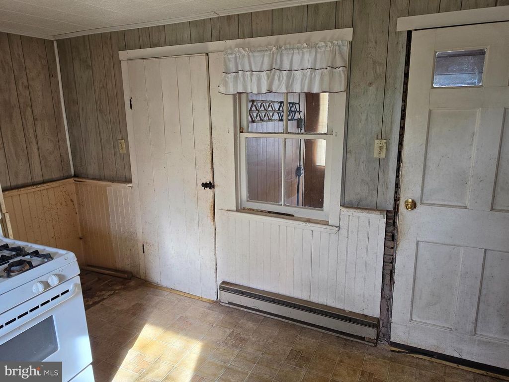 Image 8 of property listing at 6018 CONOVER RD, Taneytown, MD 21787