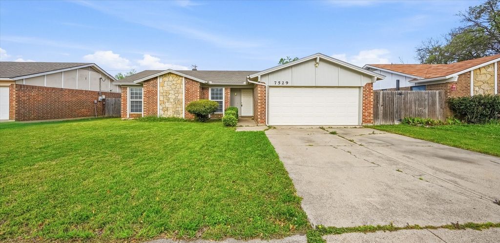 7529 Meadowlark Lane N, Watauga, TX 76148