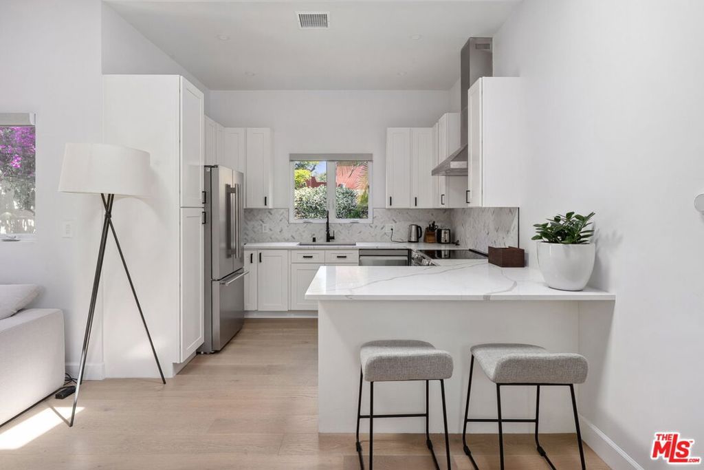 Image 15 of property listing at 4146 Chase Avenue, Los Angeles, CA 90066