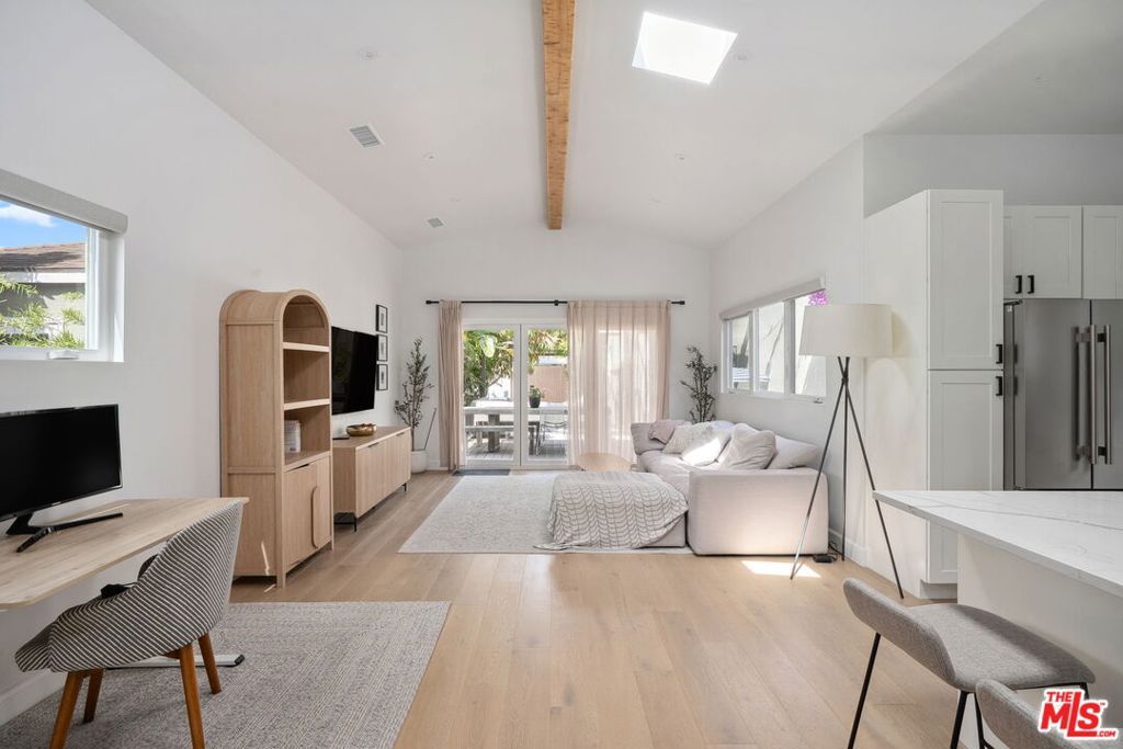 Image 16 of property listing at 4146 Chase Avenue, Los Angeles, CA 90066