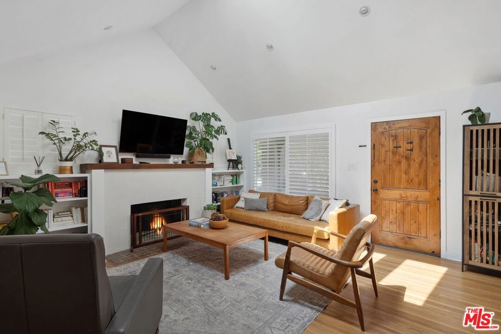 Image 2 of property listing at 4146 Chase Avenue, Los Angeles, CA 90066