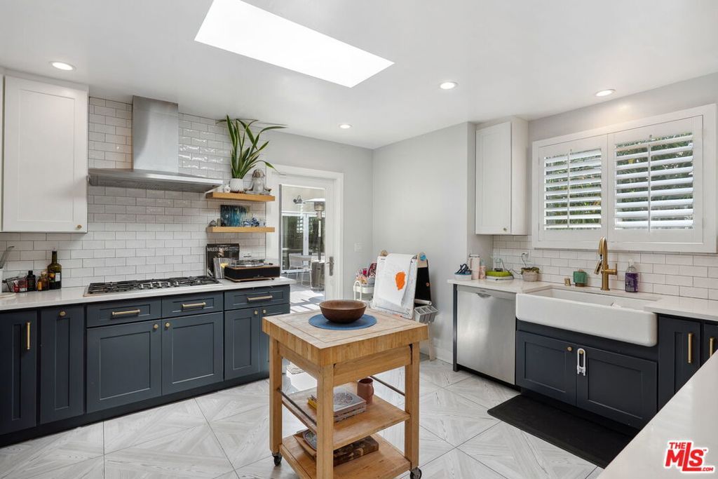 Image 6 of property listing at 4146 Chase Avenue, Los Angeles, CA 90066