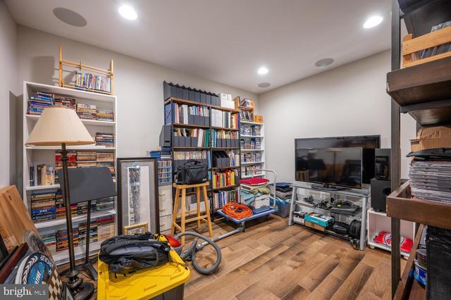 1126 N STUART ST, Arlington, VA 22201