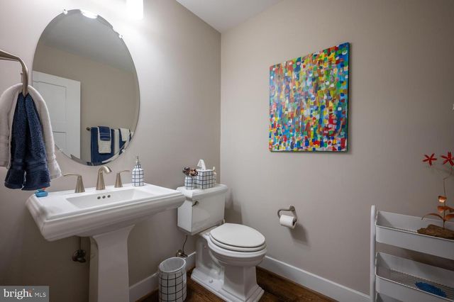 1126 N STUART ST, Arlington, VA 22201