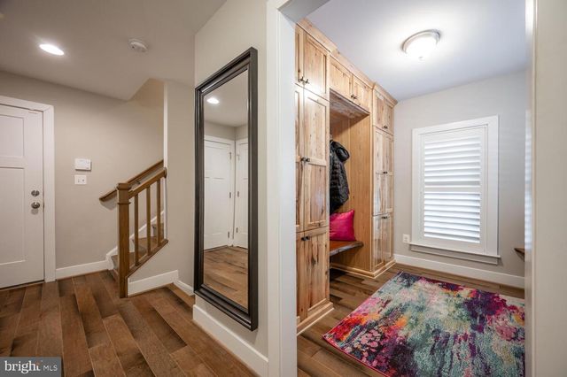 1126 N STUART ST, Arlington, VA 22201