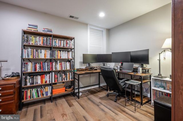 1126 N STUART ST, Arlington, VA 22201