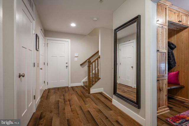 1126 N STUART ST, Arlington, VA 22201