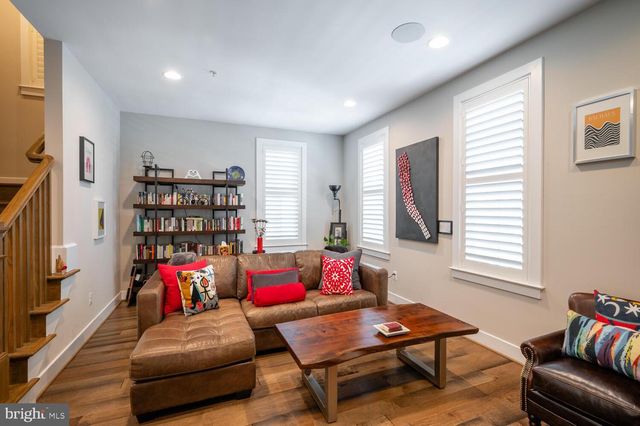 1126 N STUART ST, Arlington, VA 22201