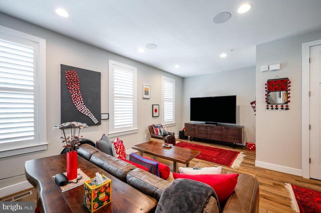 1126 N STUART ST, Arlington, VA 22201